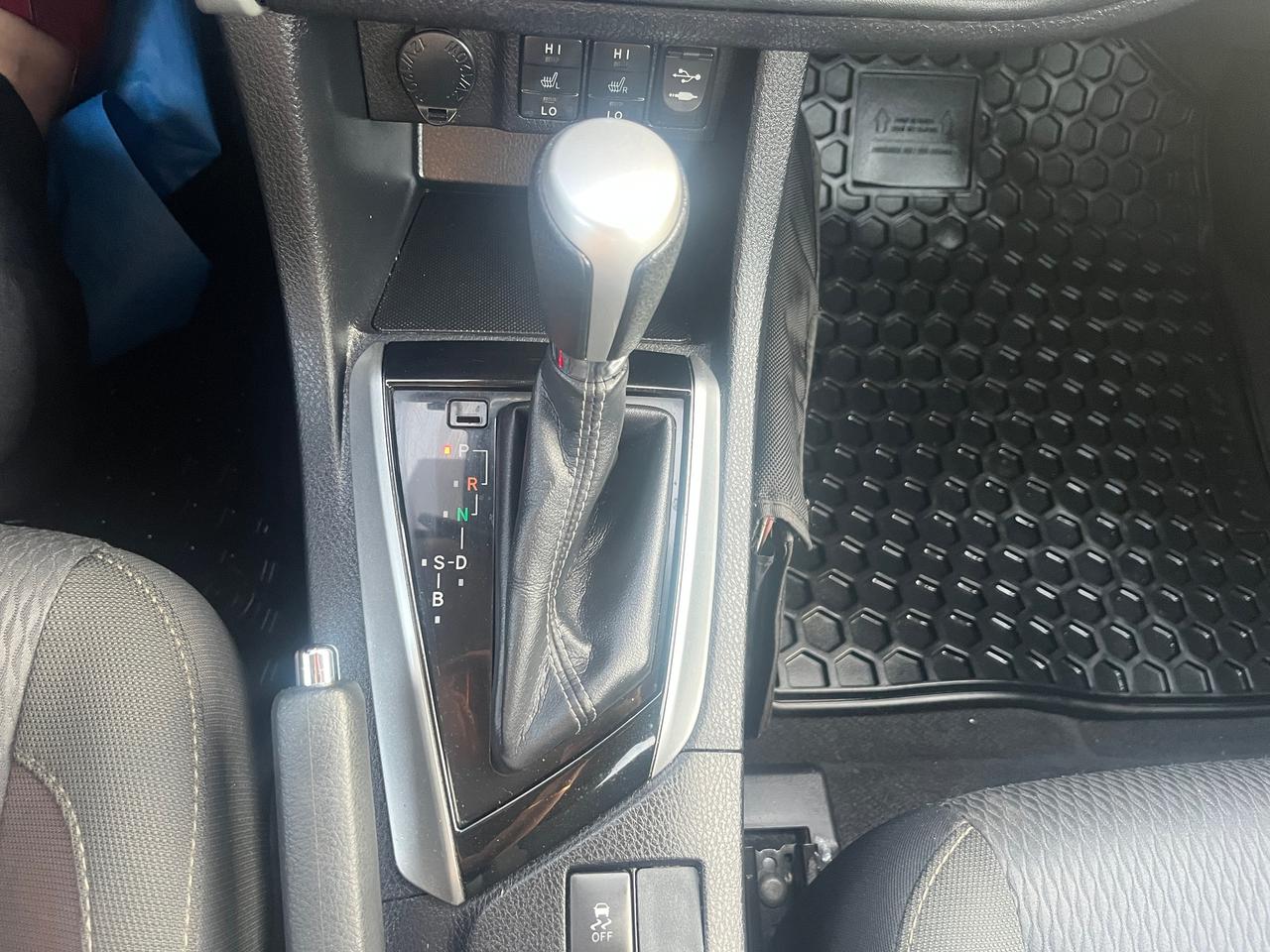 2017 Toyota Corolla 4dr Sdn CVT LE Photo