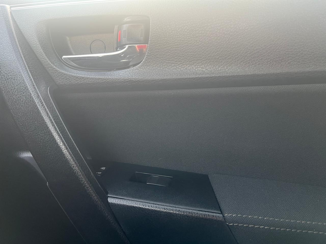 2017 Toyota Corolla 4dr Sdn CVT LE Photo