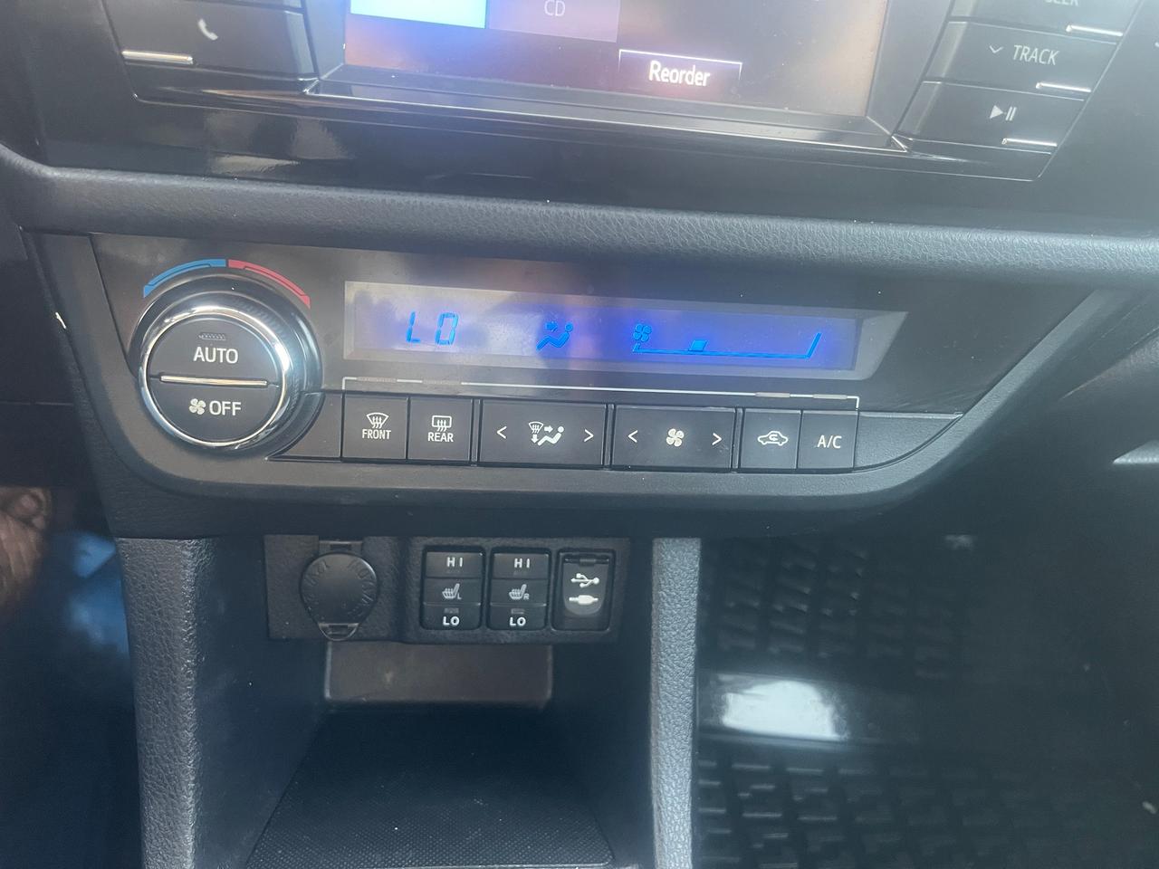 2015 Toyota Corolla 4dr Sdn CVT S Photo