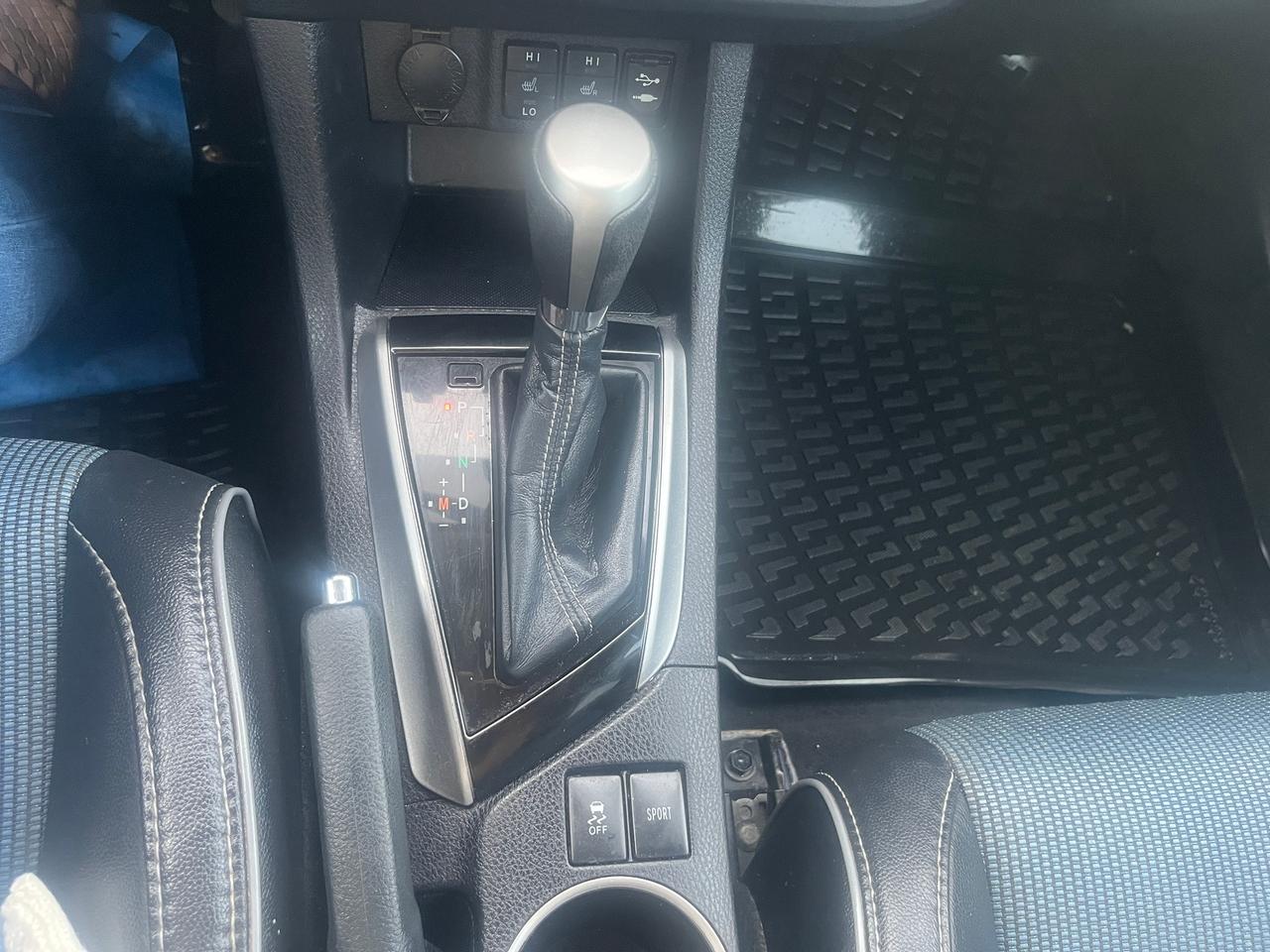2015 Toyota Corolla 4dr Sdn CVT S Photo