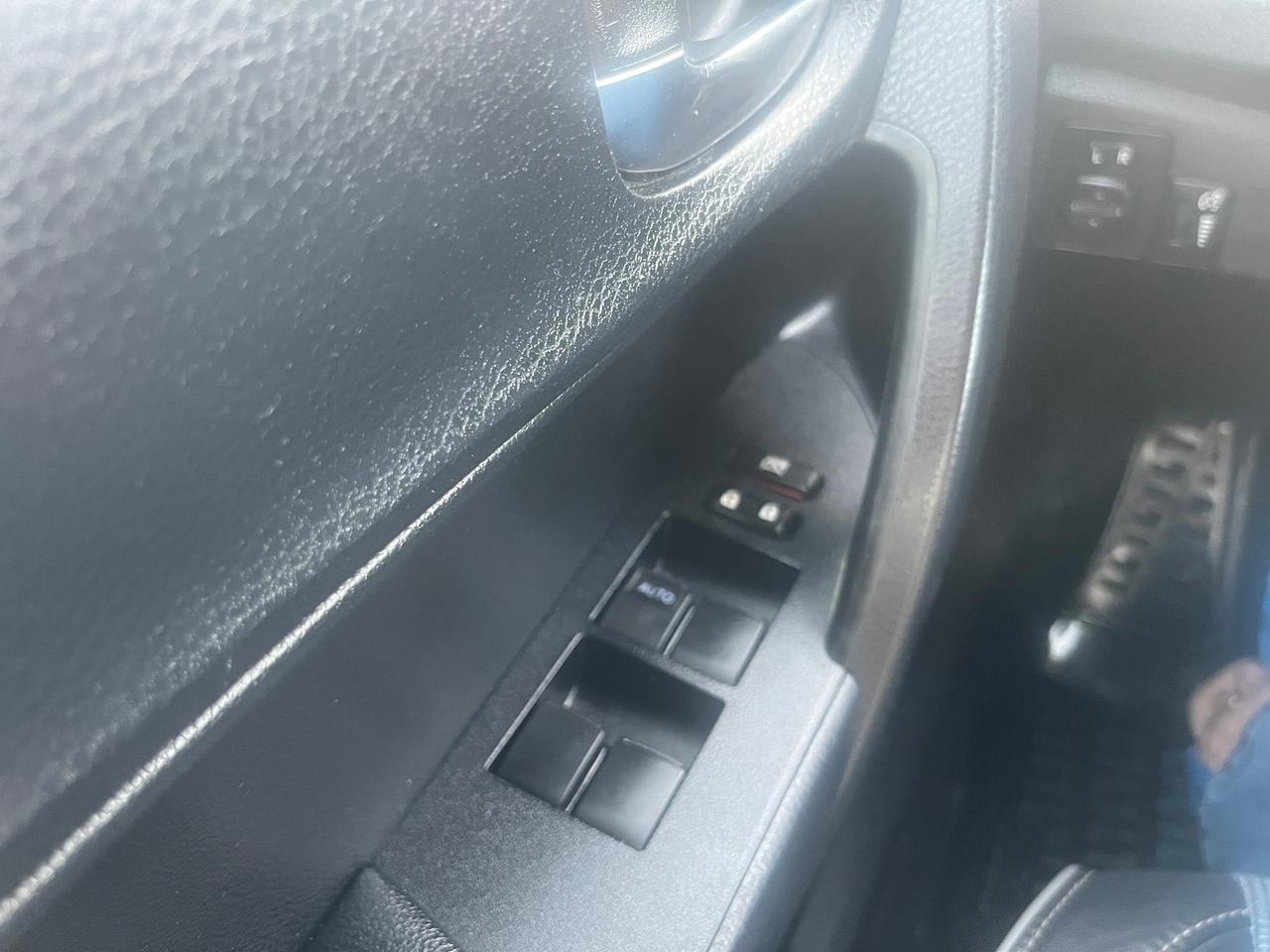 2015 Toyota Corolla 4dr Sdn CVT S Photo