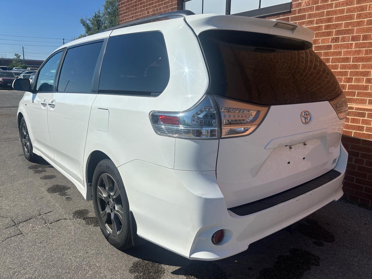 2020 Toyota Sienna SE 7-Passenger AWD Photo3