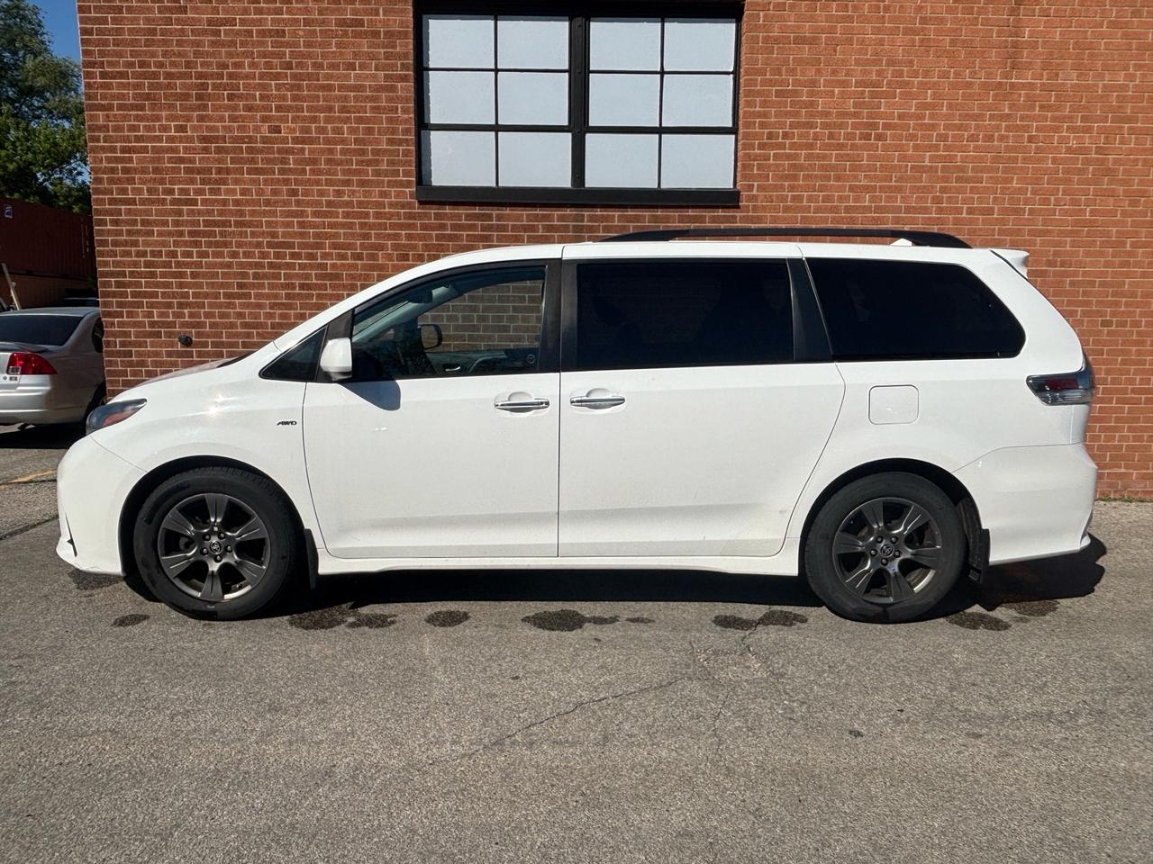 2020 Toyota Sienna SE 7-Passenger AWD Photo