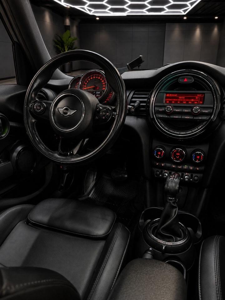 2015 MINI Cooper 5 Door 5dr Hardtop Photo