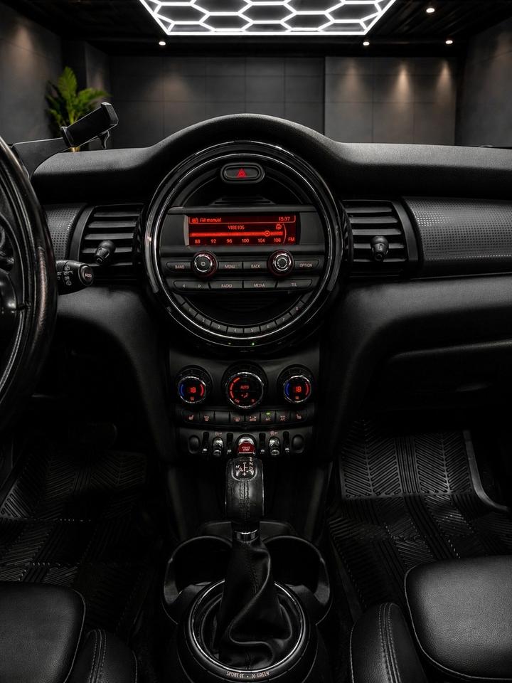 2015 MINI Cooper 5 Door 5dr Hardtop Photo