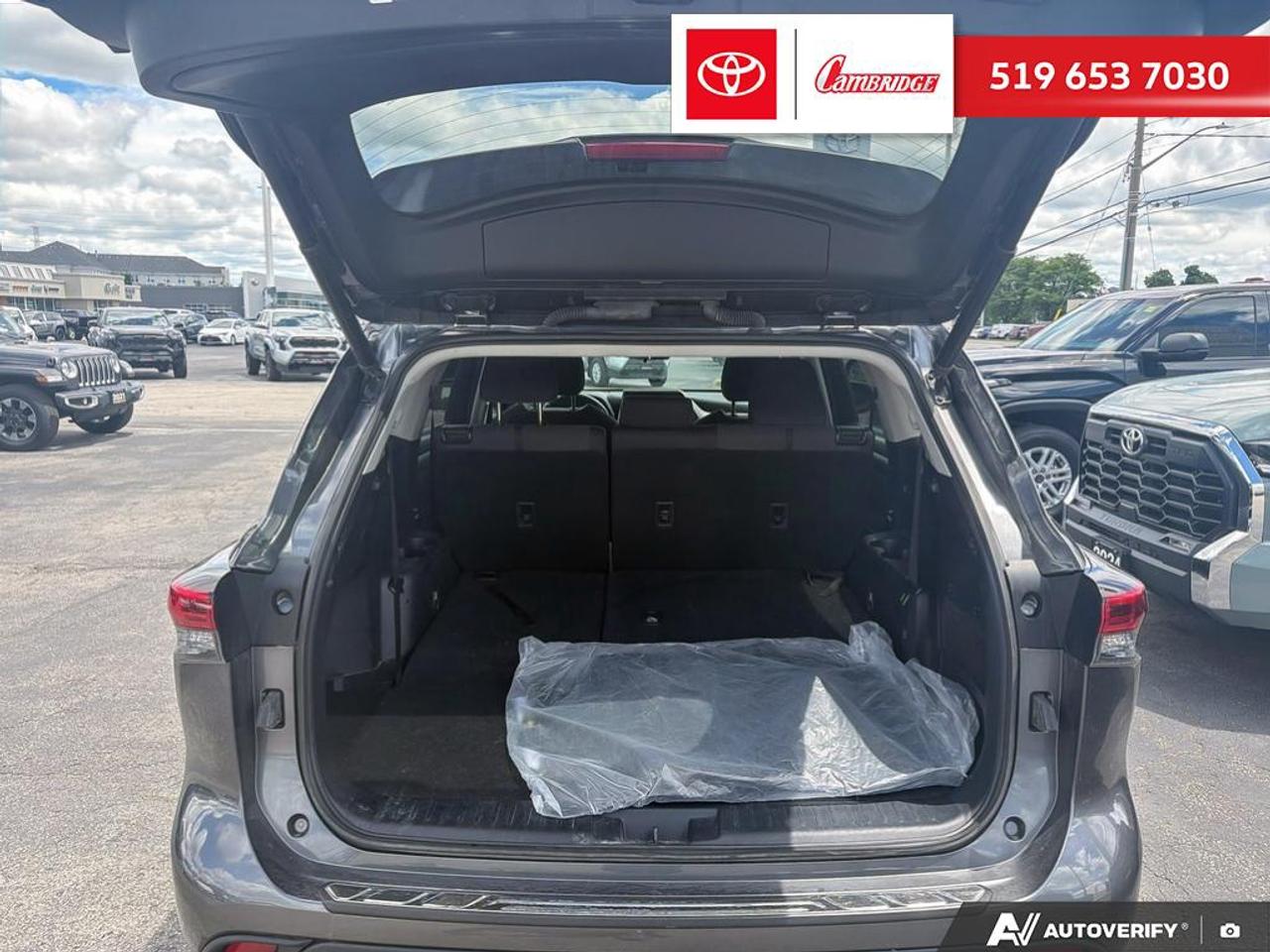 2023 Toyota Highlander HYBRID LE Photo