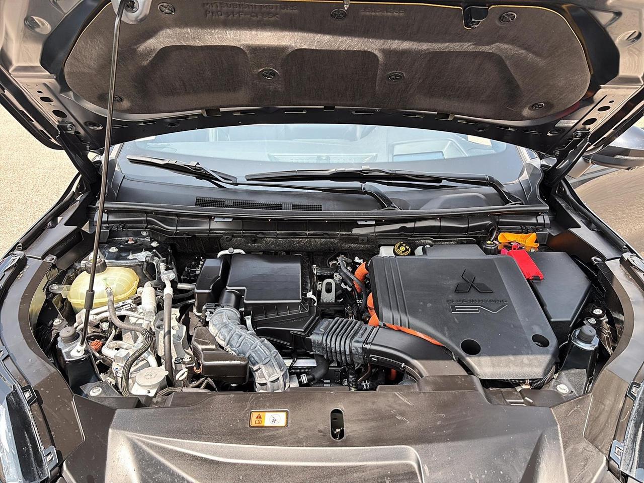 2025 Mitsubishi Outlander Phev GT Photo