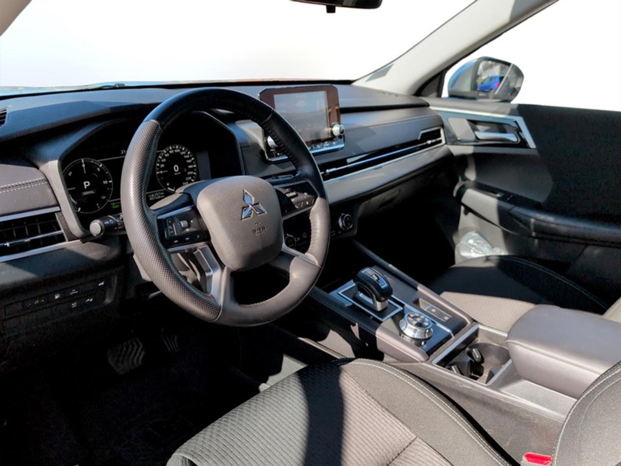 2025 Mitsubishi Outlander Plug-In Hybrid SE  *CLEAN CARFAX* Photo