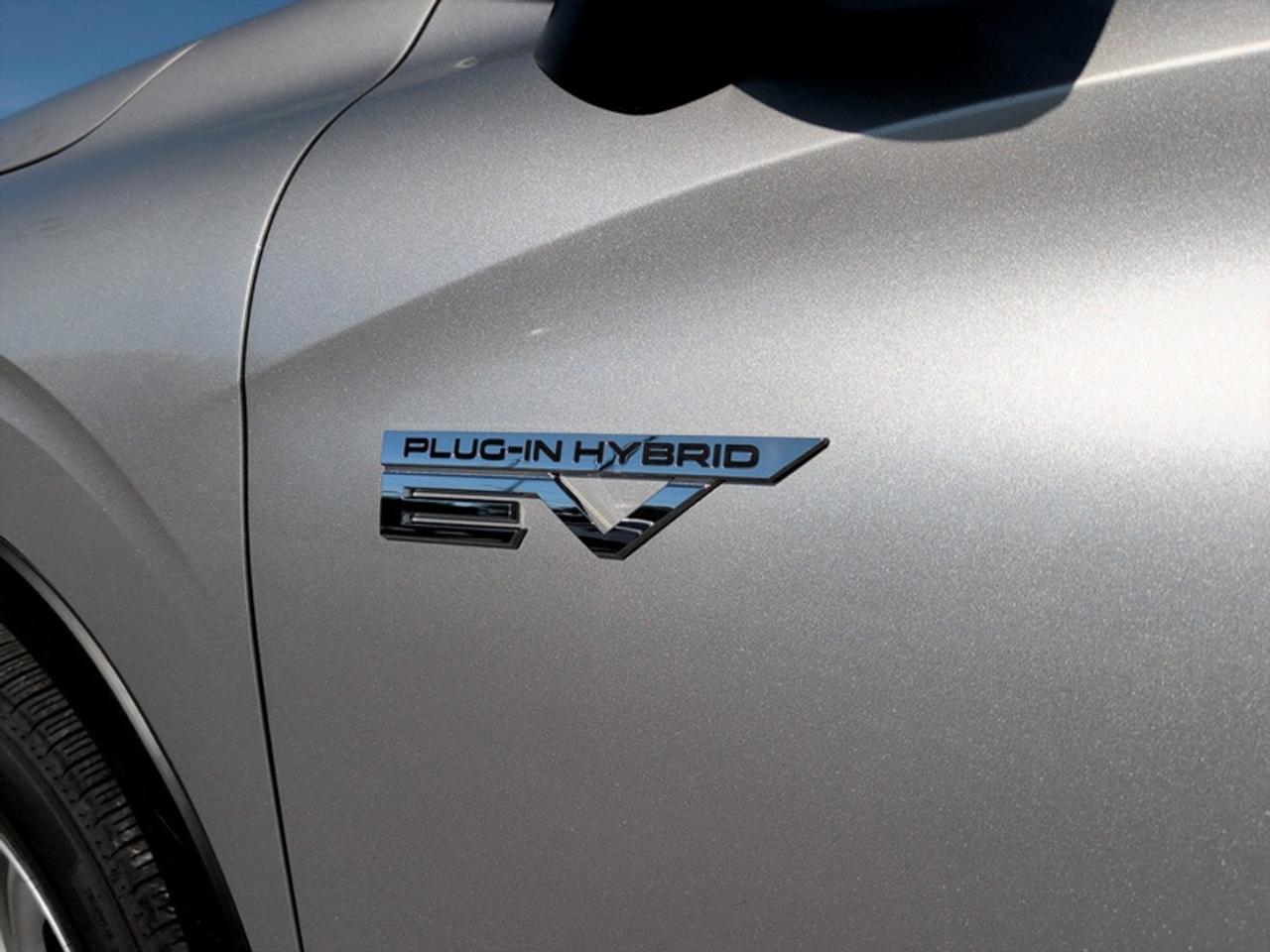 2025 Mitsubishi Outlander Plug-In Hybrid SE  *CLEAN CARFAX* Photo