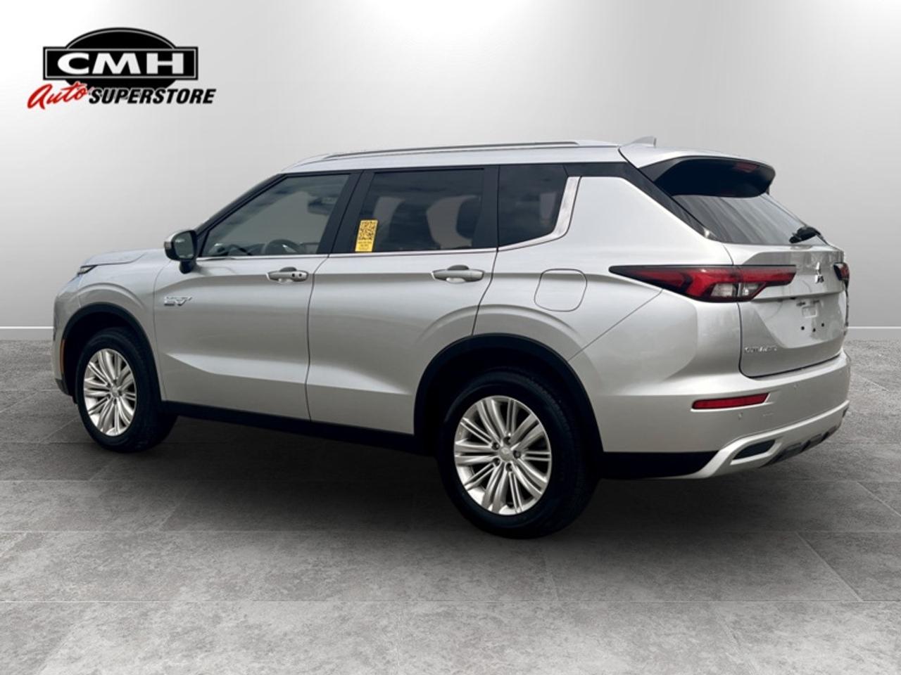2025 Mitsubishi Outlander Plug-In Hybrid SE  *CLEAN CARFAX* Photo