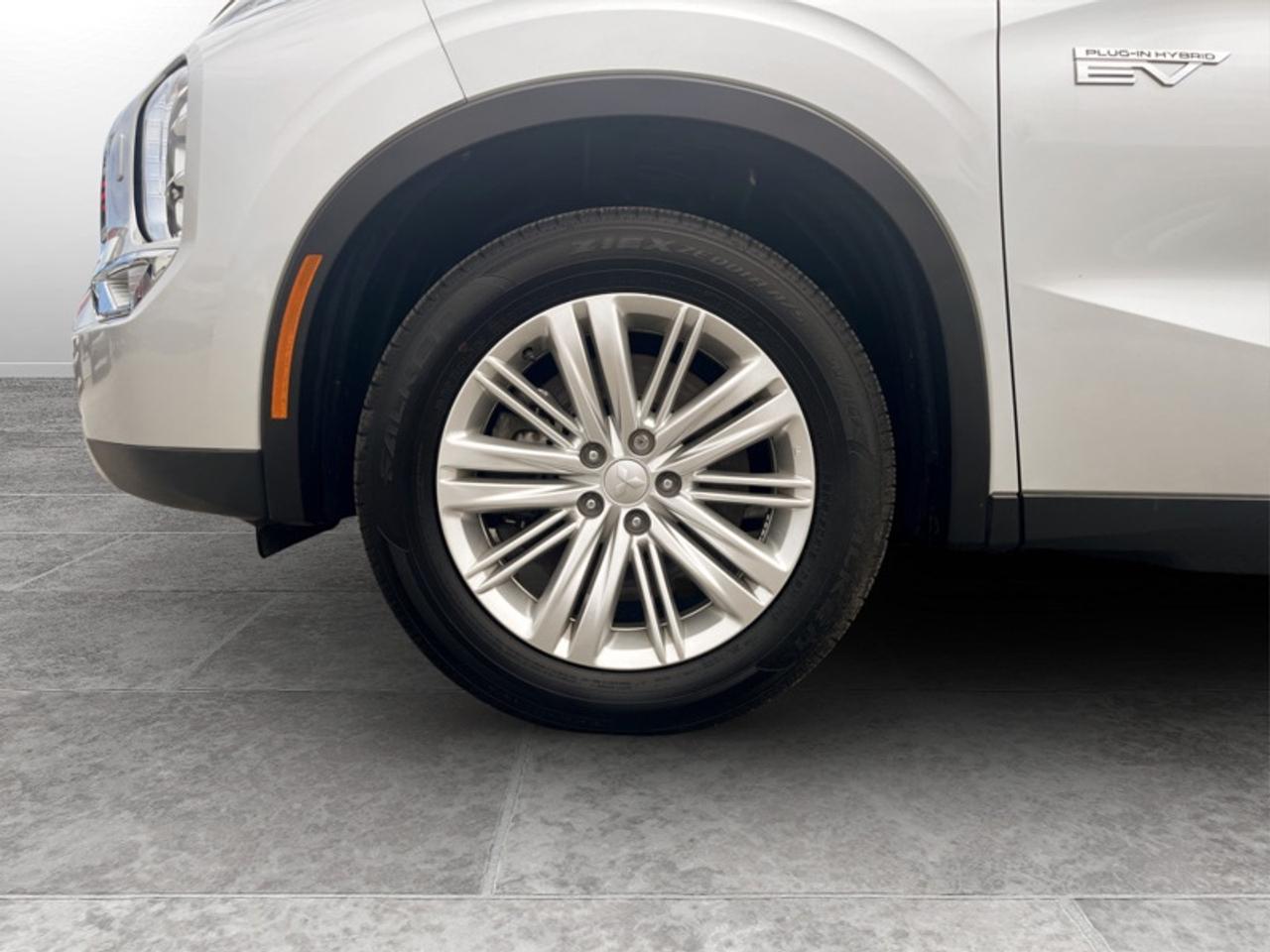 2025 Mitsubishi Outlander Plug-In Hybrid SE  *CLEAN CARFAX* Photo