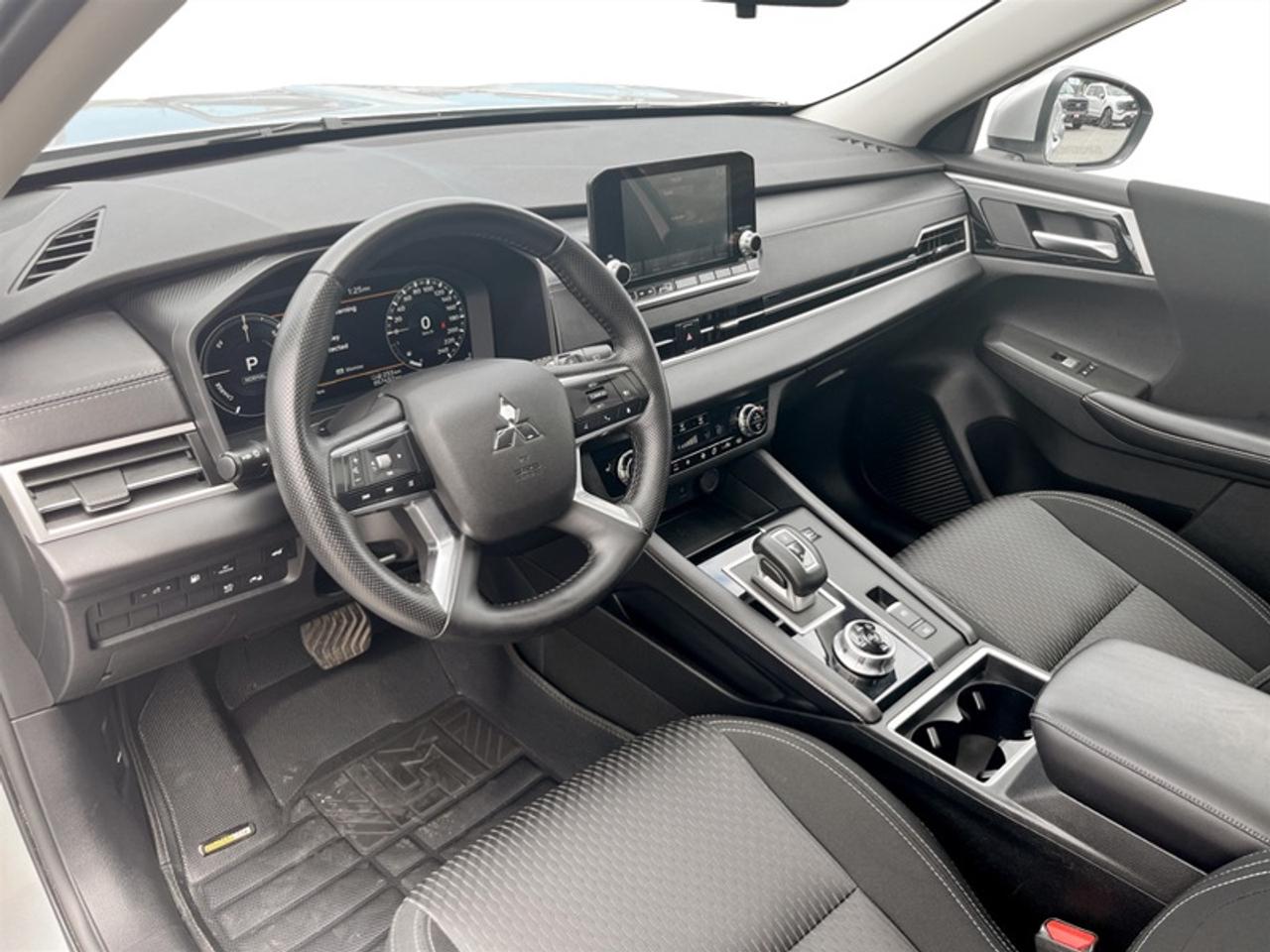 2025 Mitsubishi Outlander Plug-In Hybrid SE  *CLEAN CARFAX* Photo
