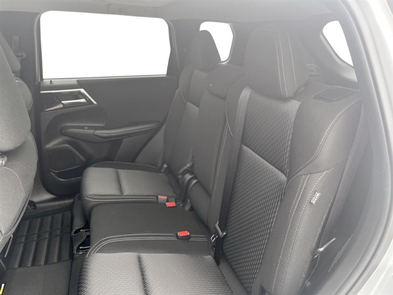 2025 Mitsubishi Outlander Plug-In Hybrid SE  *CLEAN CARFAX* Photo