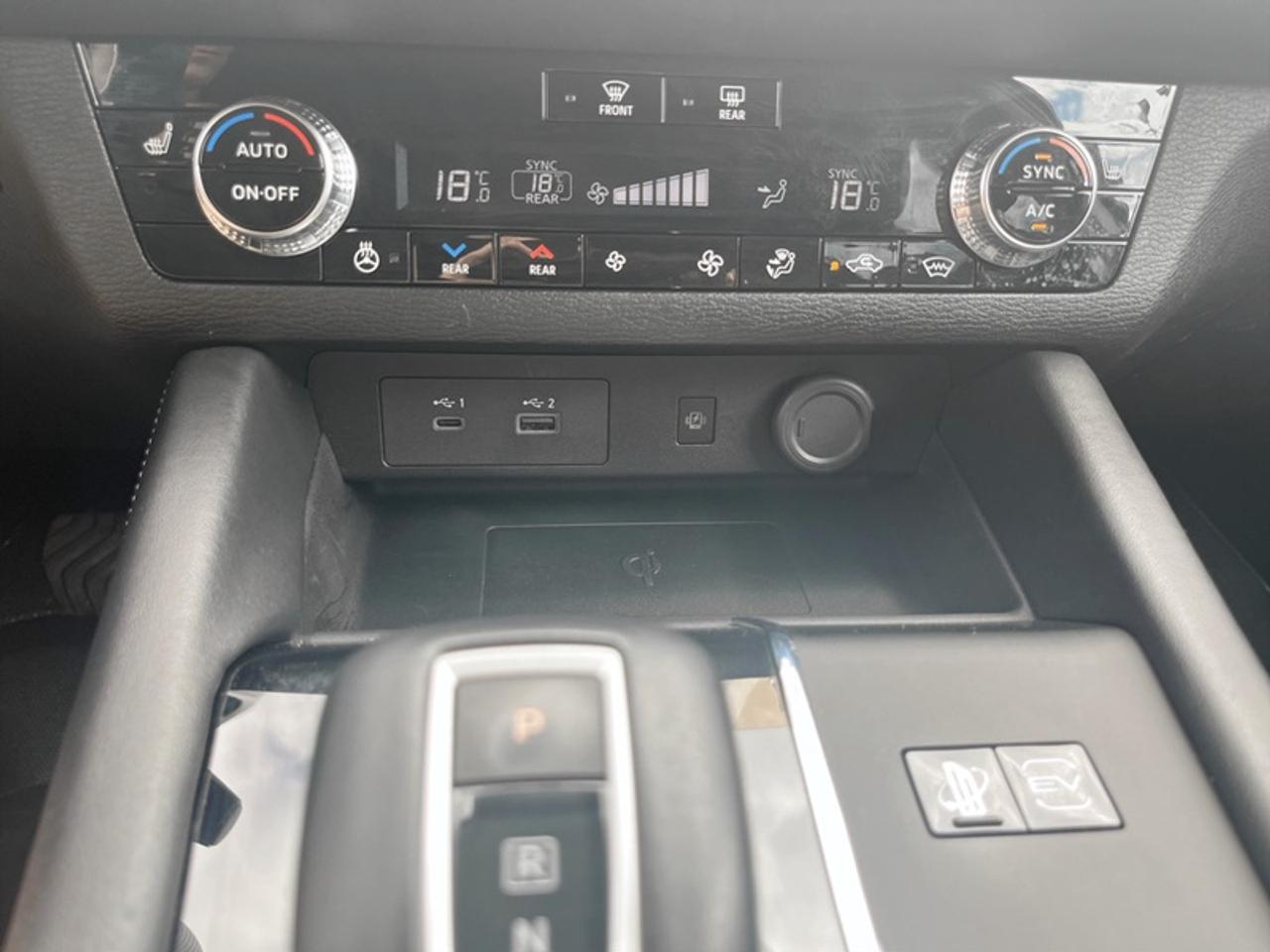 2025 Mitsubishi Outlander Plug-In Hybrid SE  *CLEAN CARFAX* Photo