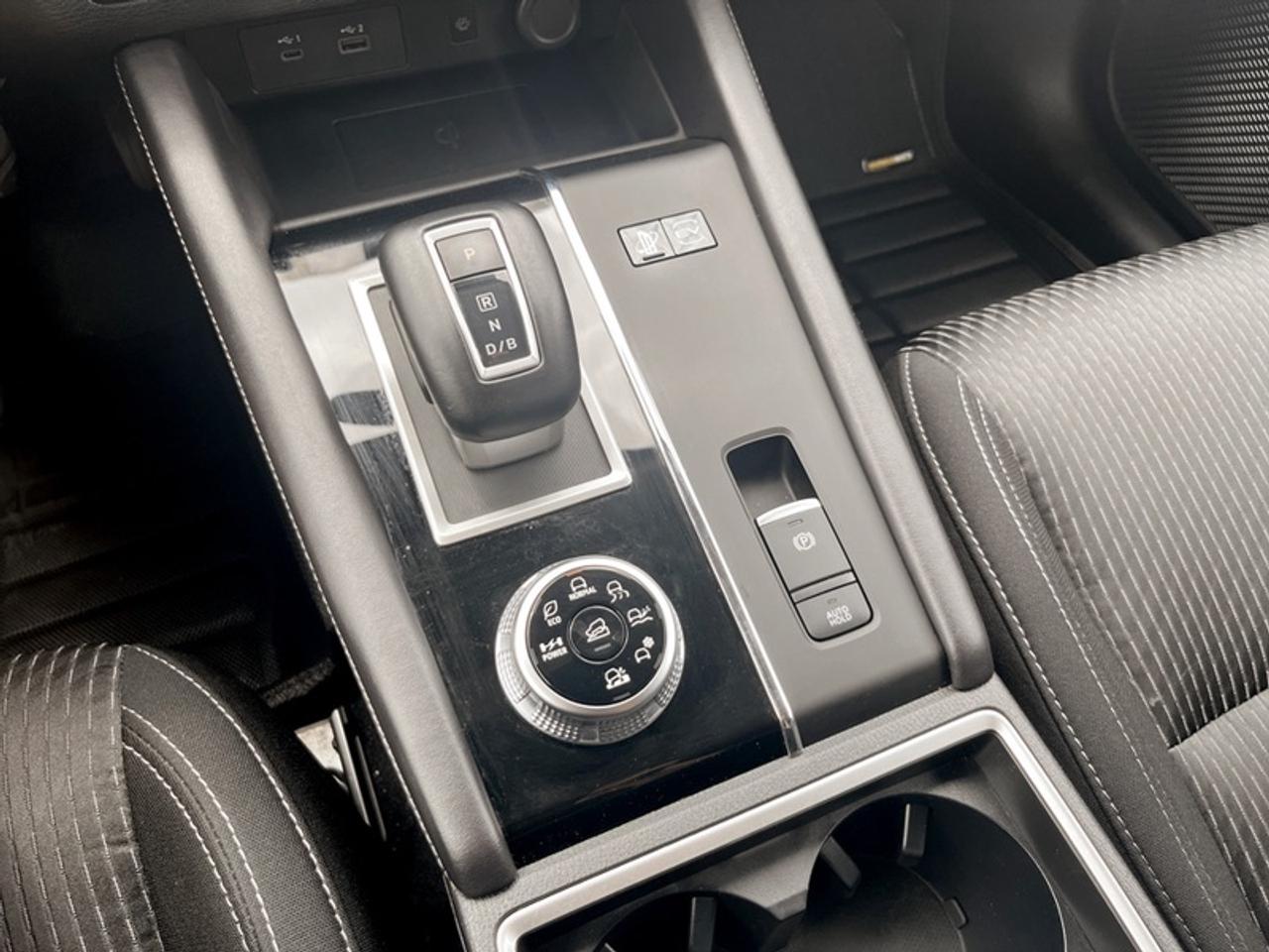 2025 Mitsubishi Outlander Plug-In Hybrid SE  *CLEAN CARFAX* Photo
