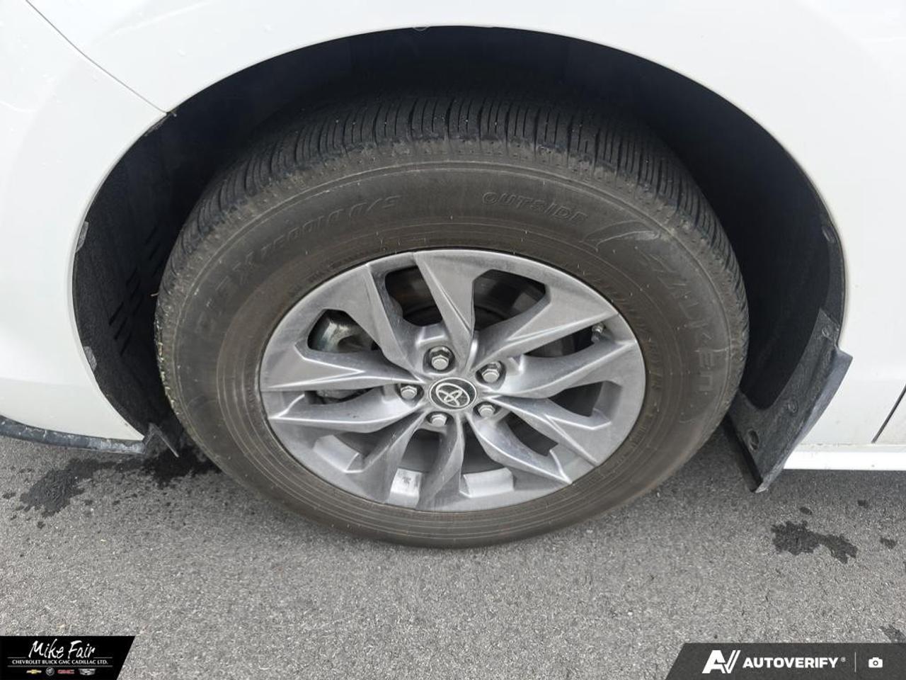 2025 Toyota Sienna  Photo3