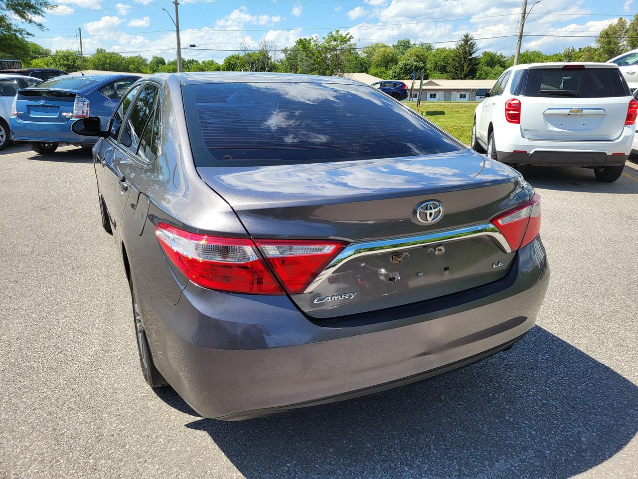 2017 Toyota Camry LE Photo2