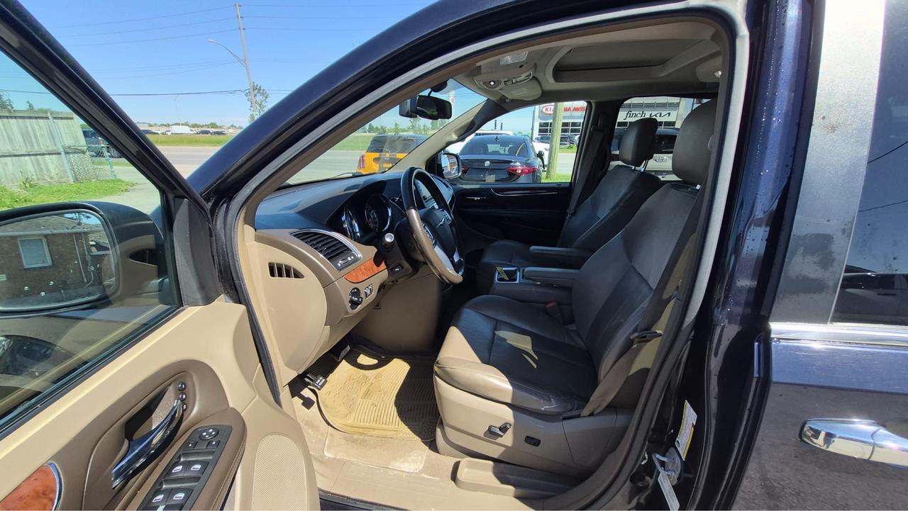 2011 Chrysler Town & Country Limited, FULLY LOADED, WELL MAINTAINED, CERT Photo
