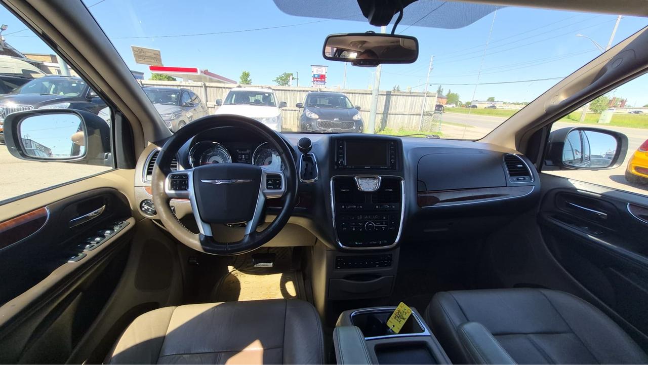 2011 Chrysler Town & Country Limited, FULLY LOADED, WELL MAINTAINED, CERT Photo