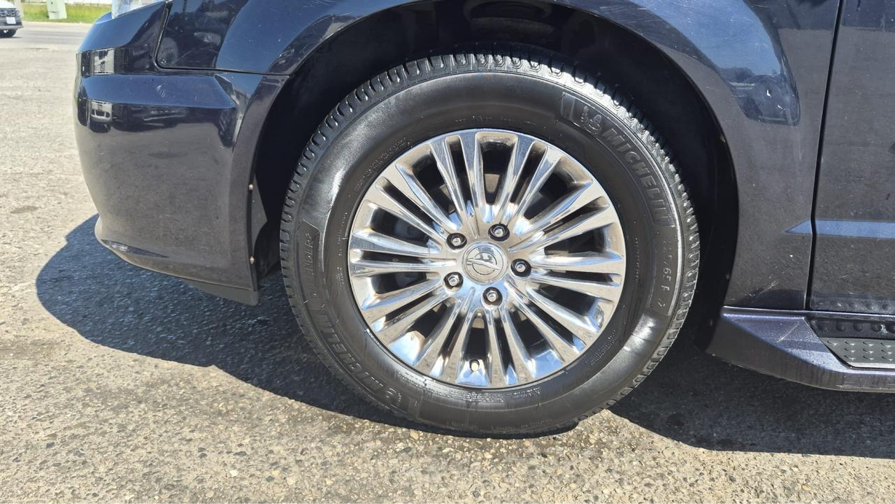 2011 Chrysler Town & Country Limited, FULLY LOADED, WELL MAINTAINED, CERT Photo