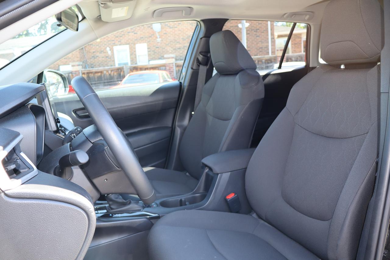 2025 Toyota Corolla Cross LE AWD Photo