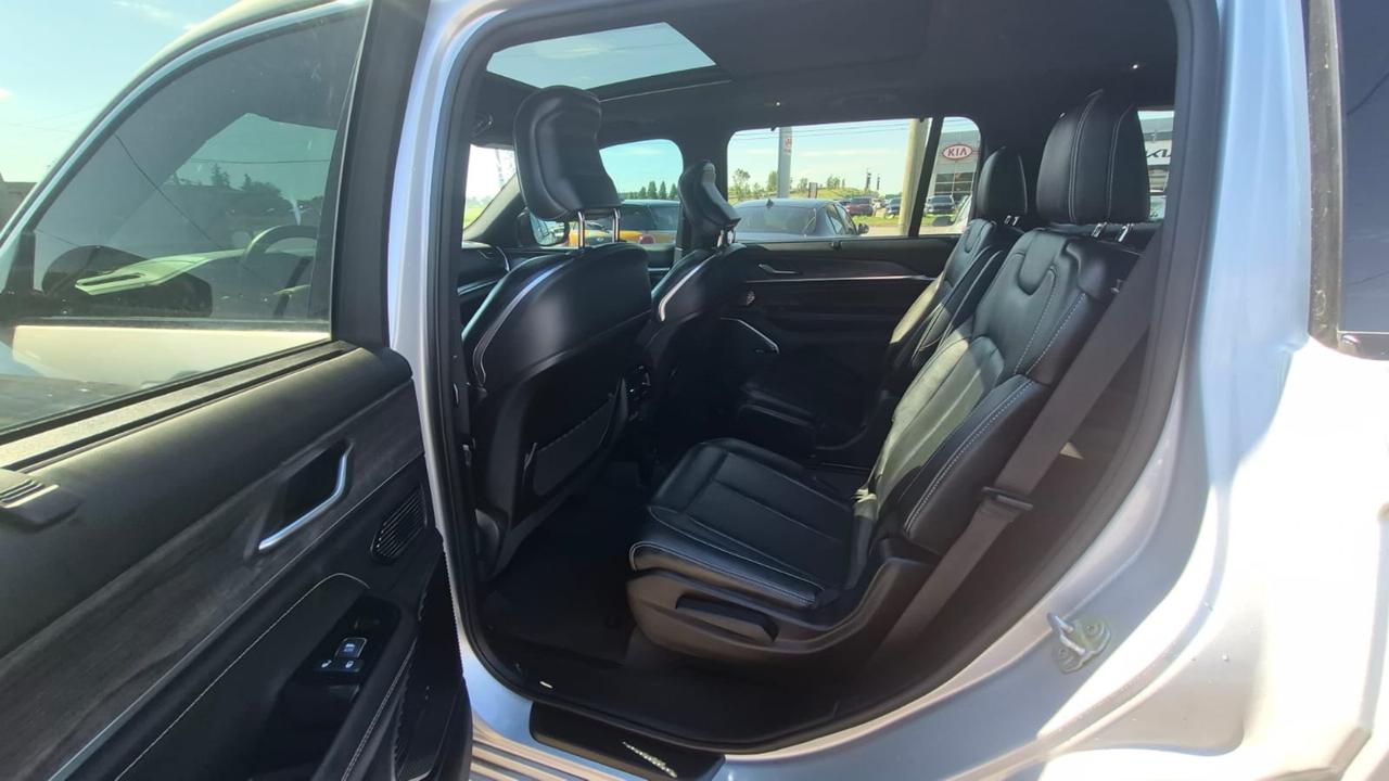 2022 Jeep Grand Cherokee OVERLAND, HEMI, LOADED, ONLY 44KMS, CERTIFIED Photo