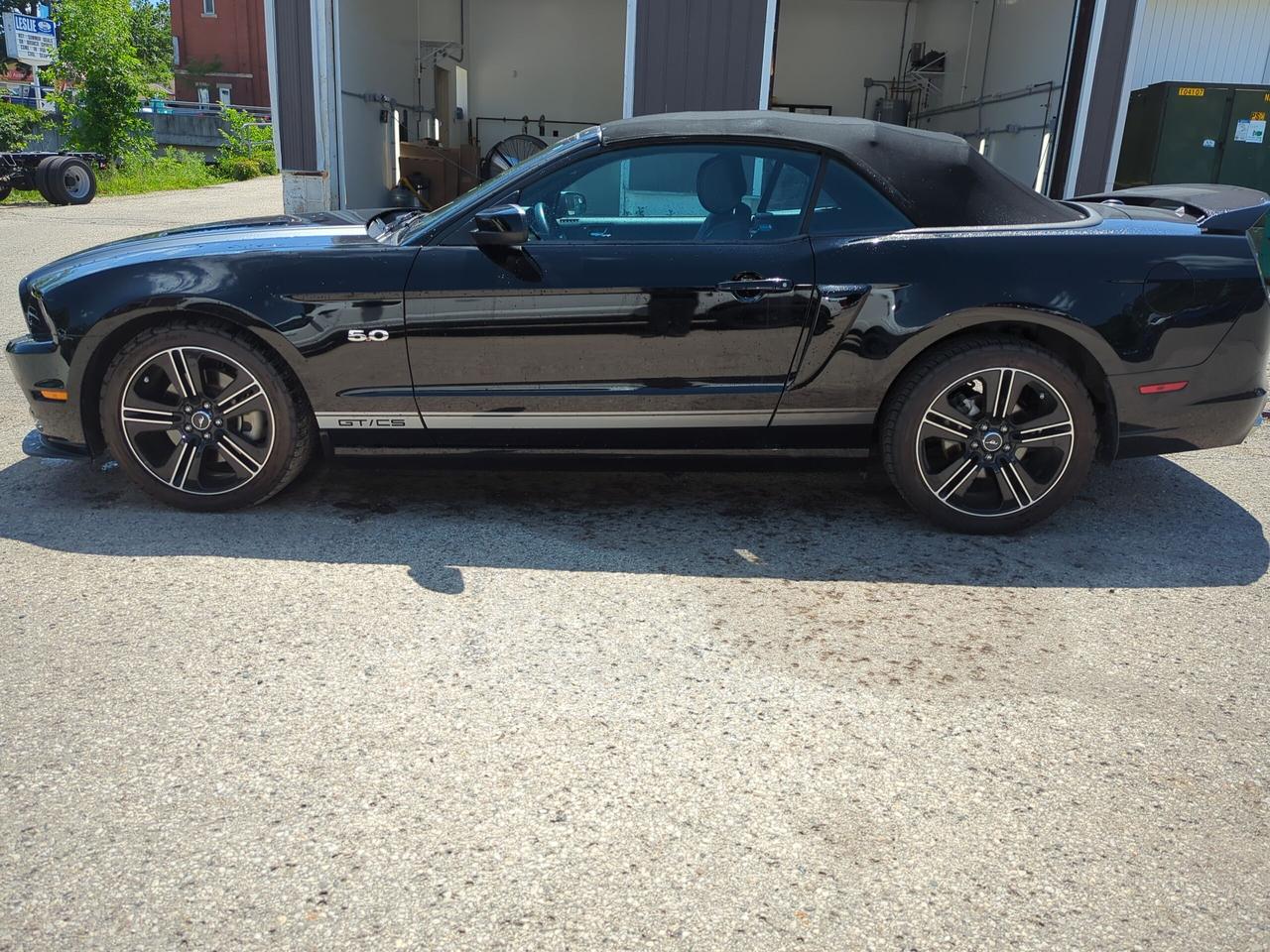 2014 Ford Mustang GT Premium Convertible Photo2