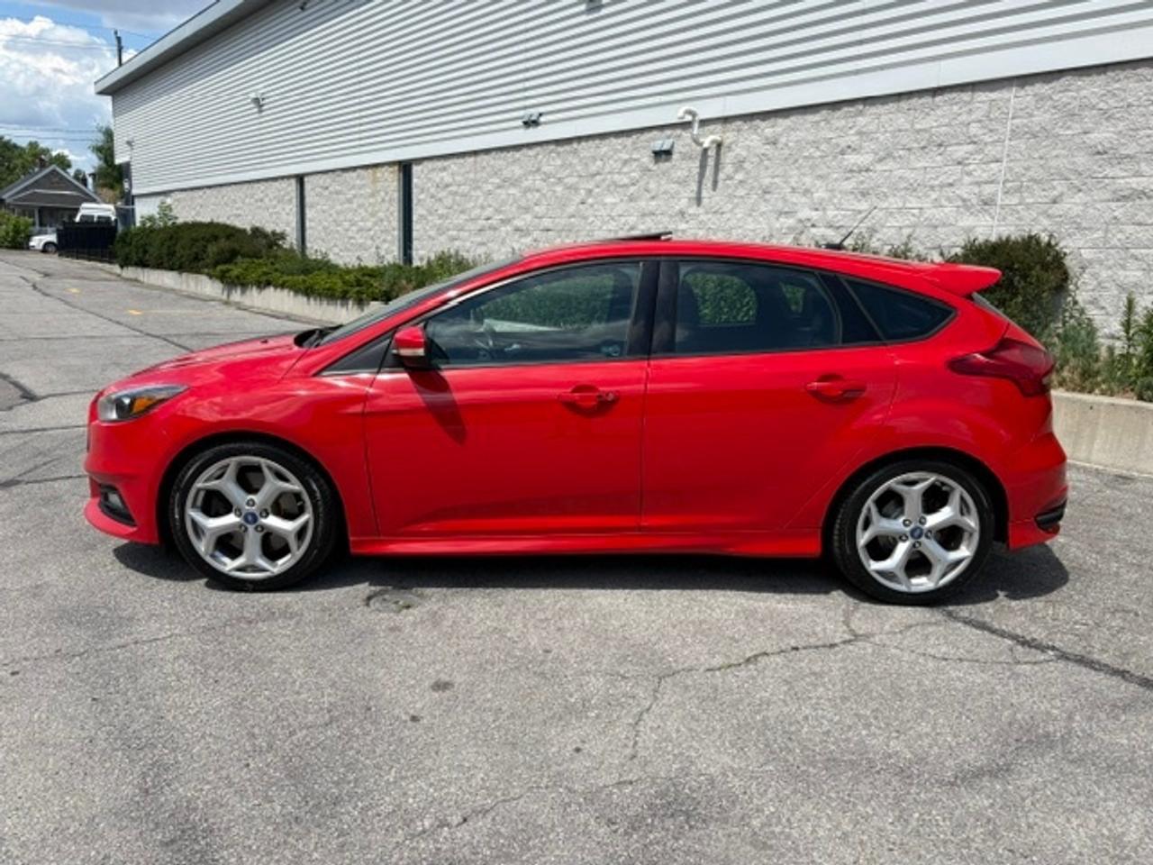 2017 Ford Focus ST 6 SPD MANUAL-LEATHER RECARO-ROOF-CAMERA! Photo