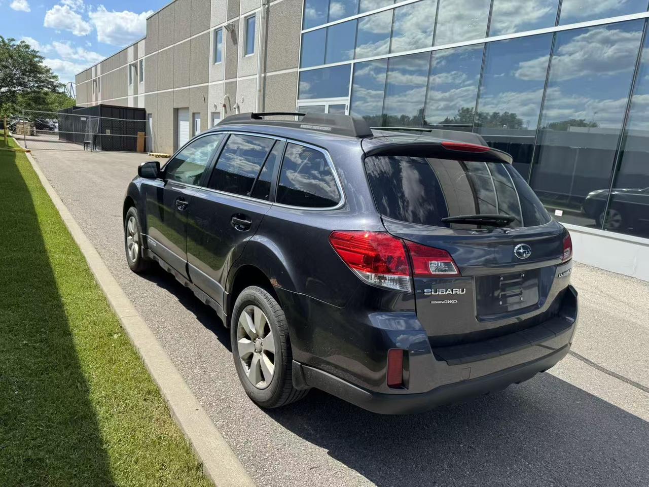 2011 Subaru Outback 4dr Wgn H4 Auto 2.5i Prem Photo3