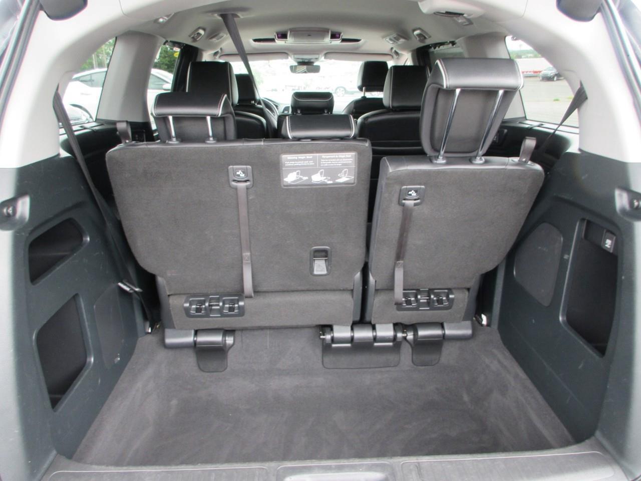 2023 Honda Odyssey Touring Photo4