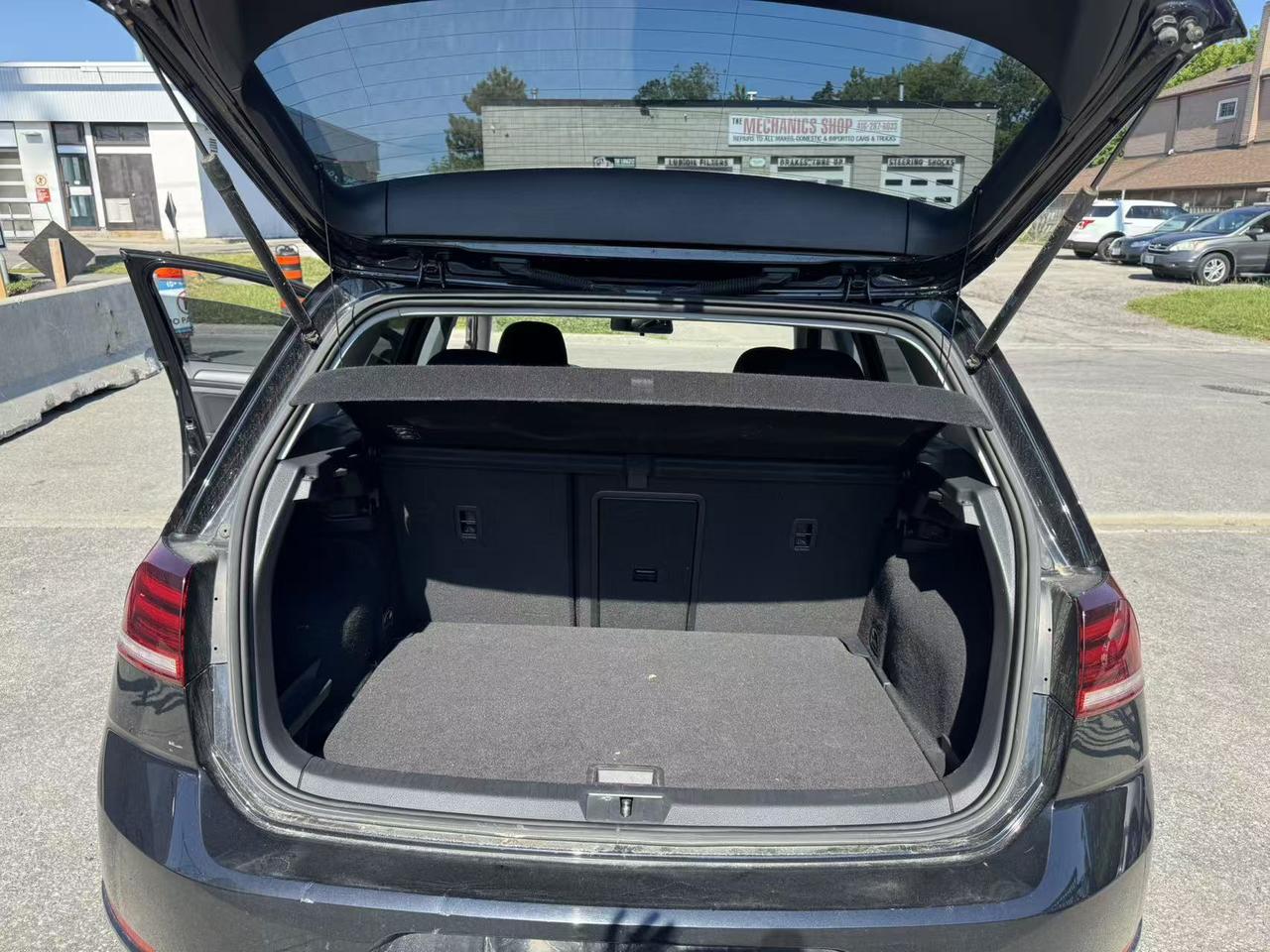 2018 Volkswagen Golf TRENDLINE Photo