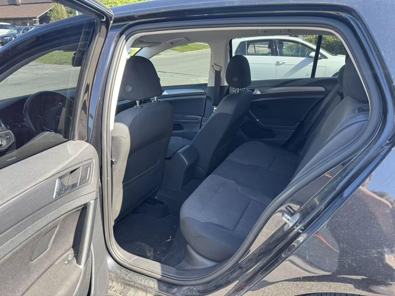 2018 Volkswagen Golf TRENDLINE Photo