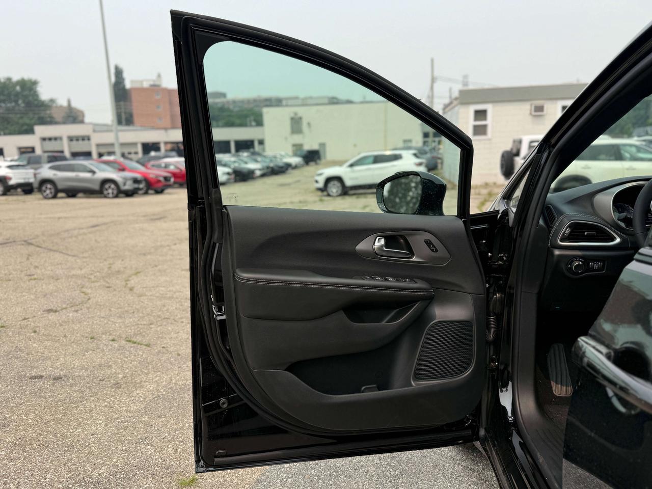 2027 Chrysler Pacifica Select FWD Photo