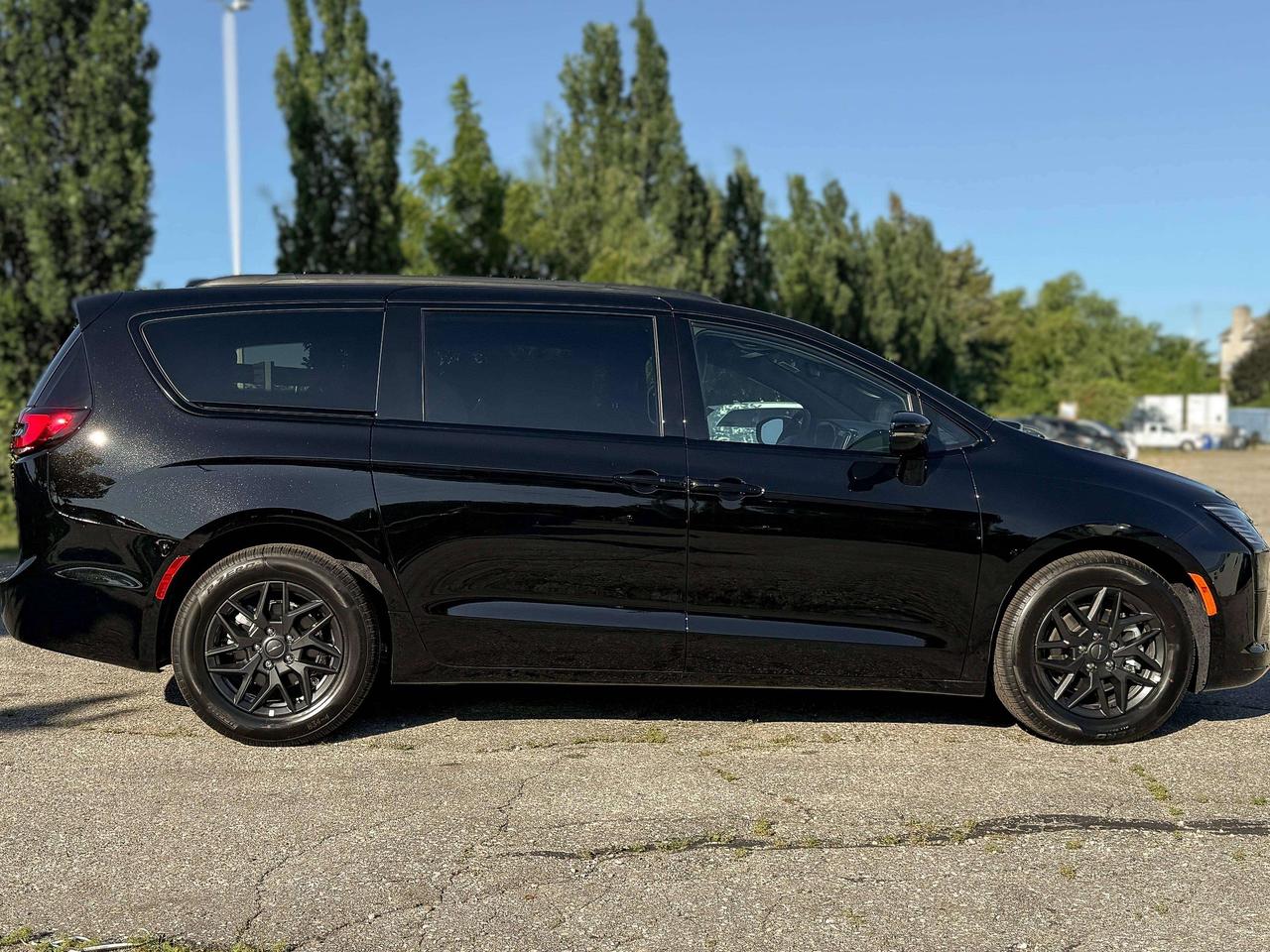 2027 Chrysler Pacifica Select FWD Photo