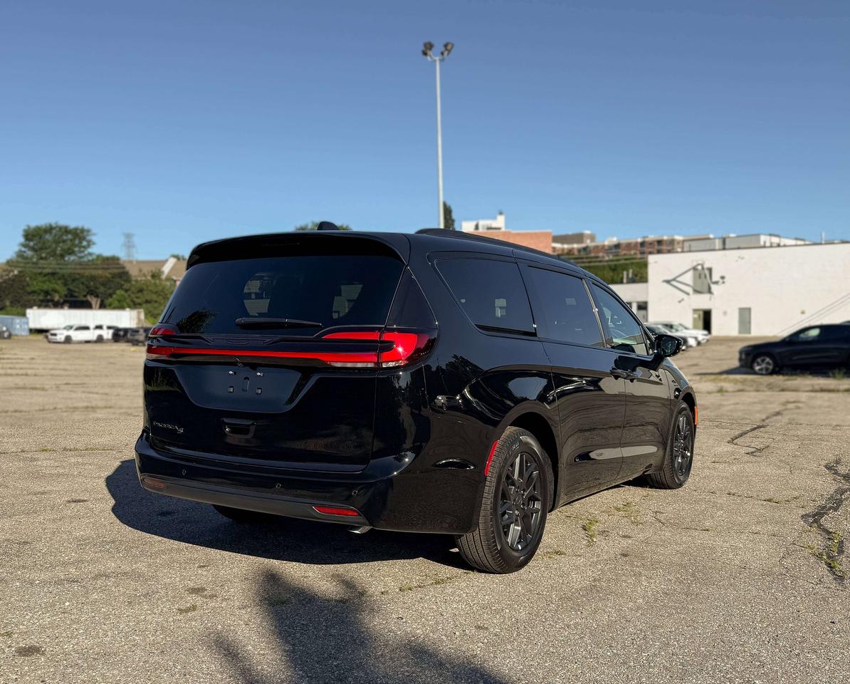 2027 Chrysler Pacifica Select FWD Photo