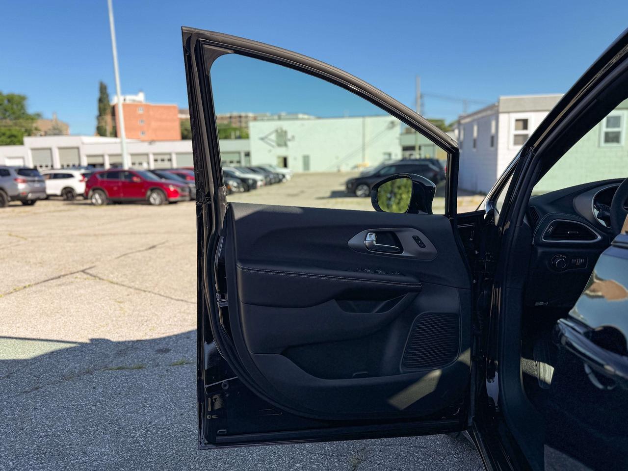 2027 Chrysler Pacifica Select FWD Photo