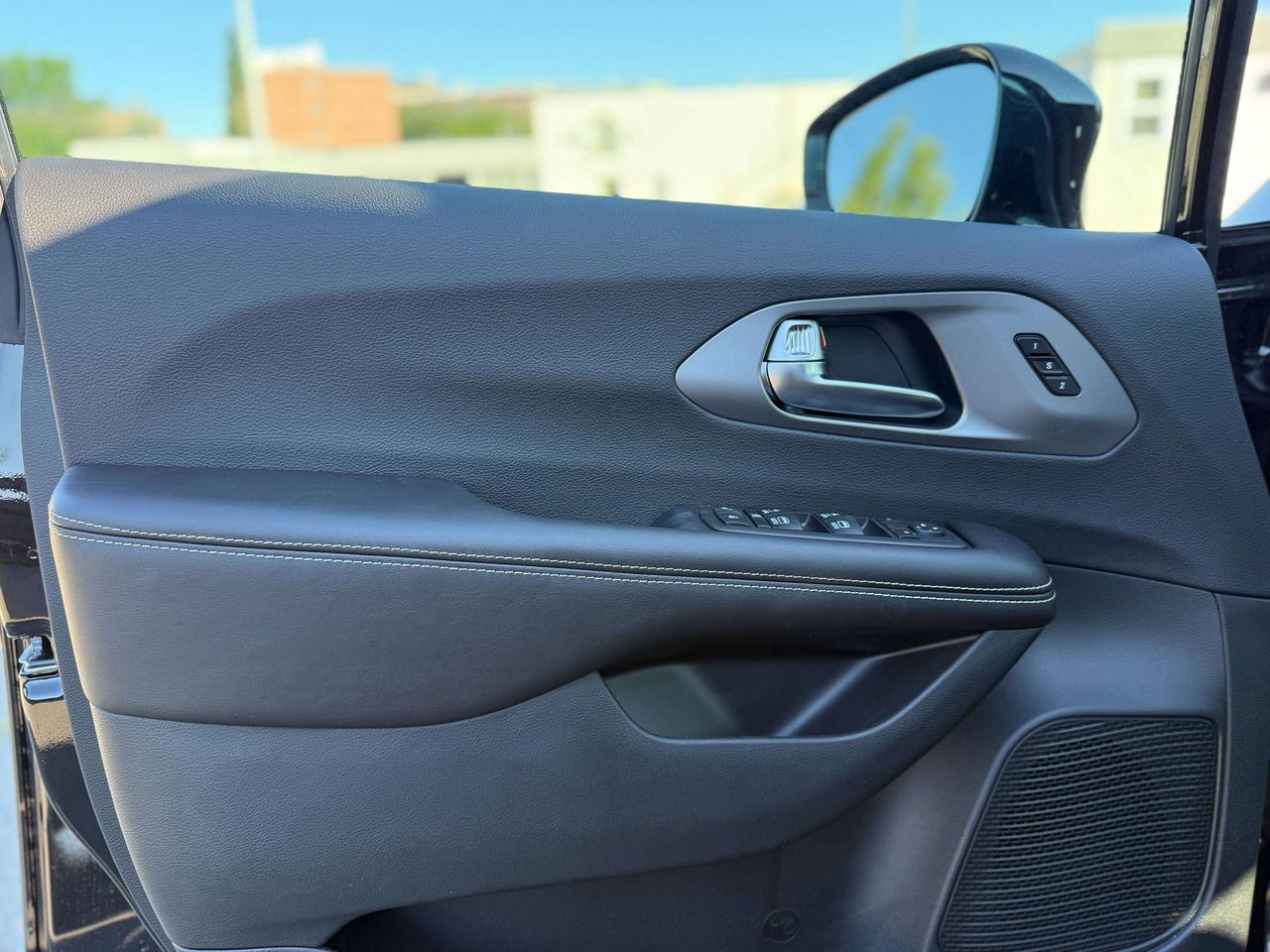 2027 Chrysler Pacifica Select FWD Photo