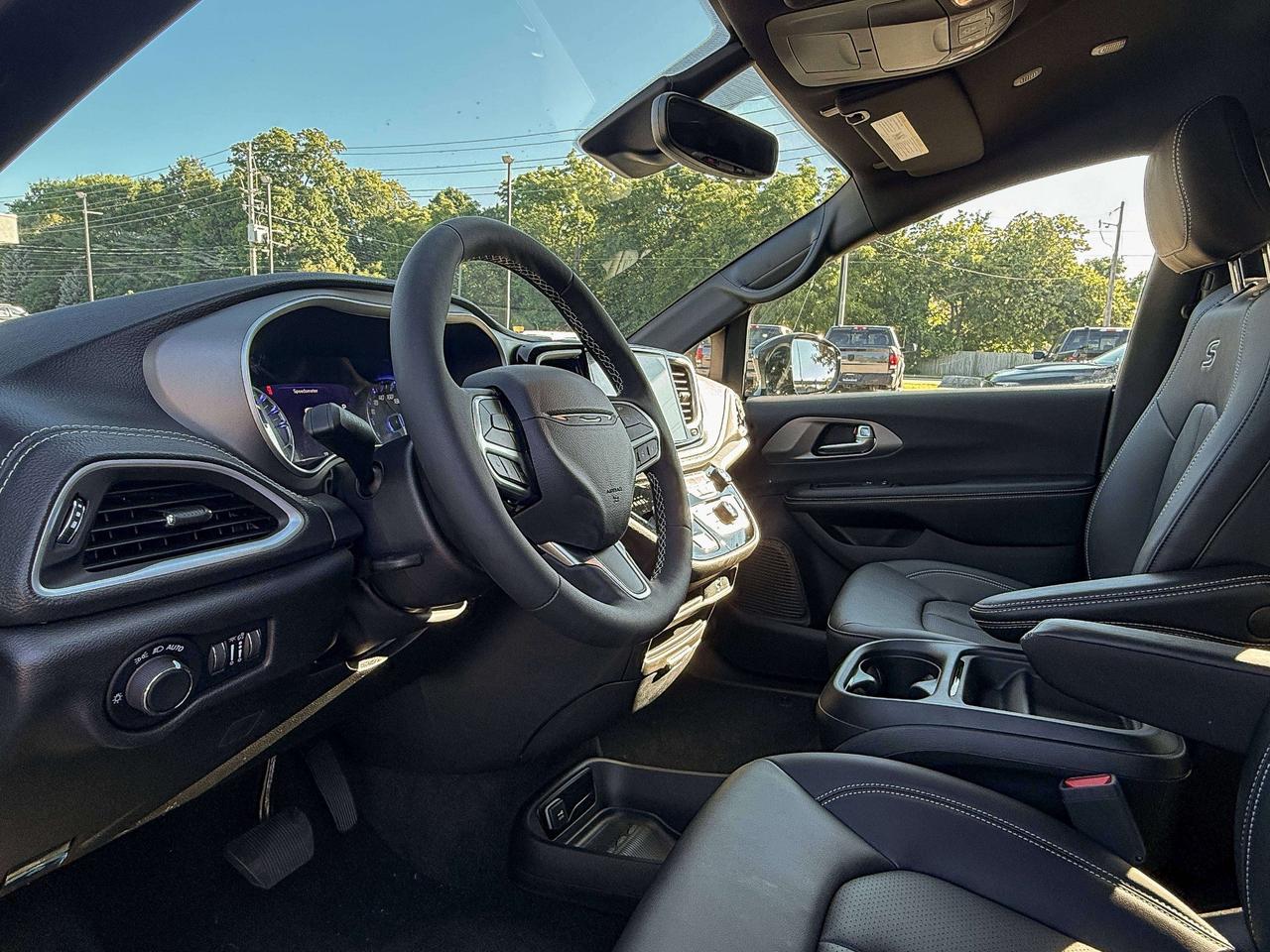 2027 Chrysler Pacifica Select FWD Photo