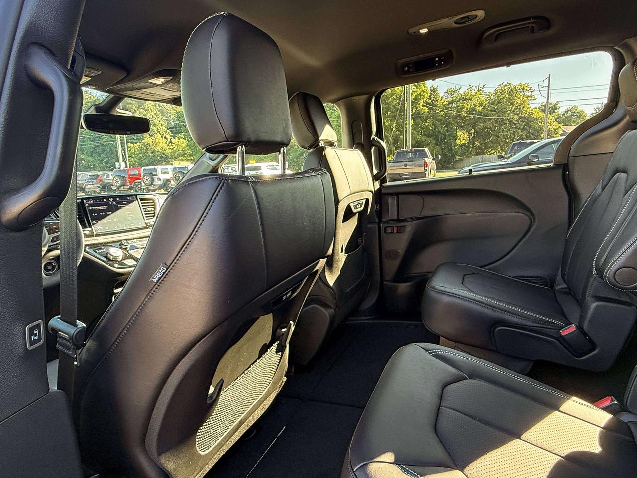 2027 Chrysler Pacifica Select FWD Photo