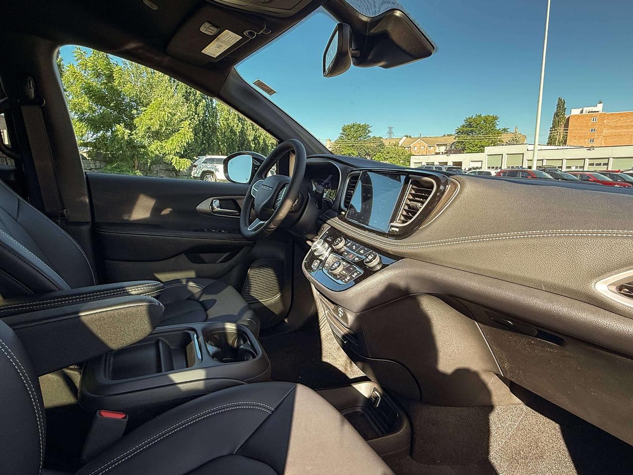 2027 Chrysler Pacifica Select FWD Photo