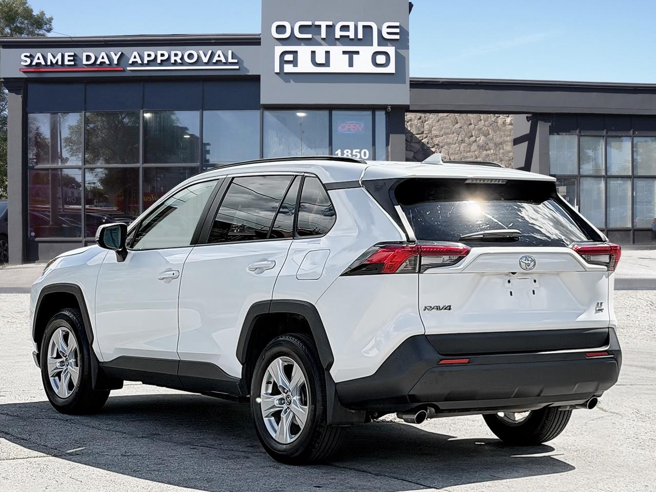 2019 Toyota RAV4 AWD LE Photo3