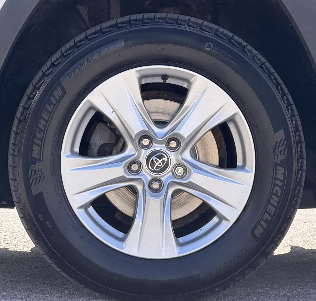 2019 Toyota RAV4 AWD LE Photo