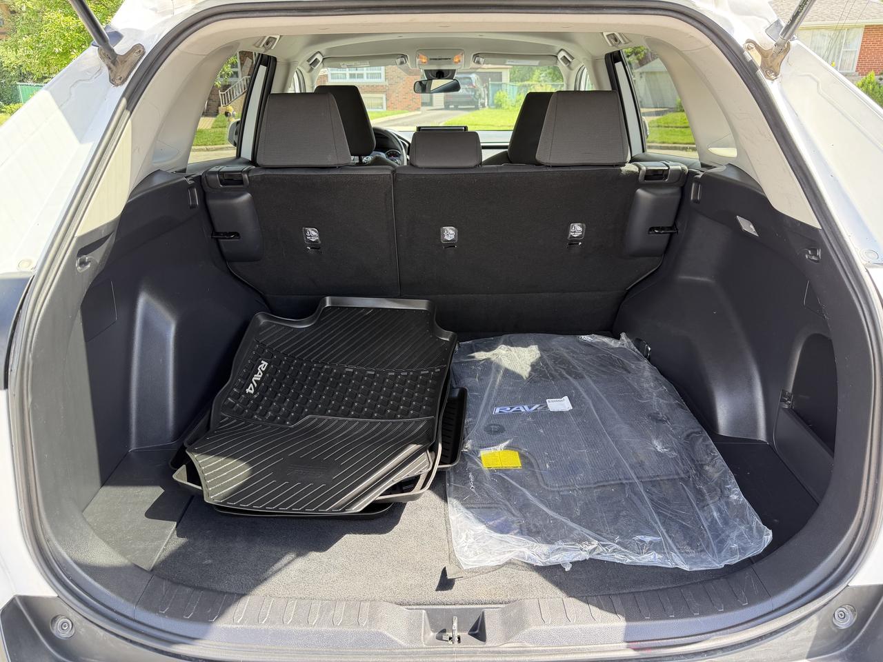 2019 Toyota RAV4 AWD LE Photo