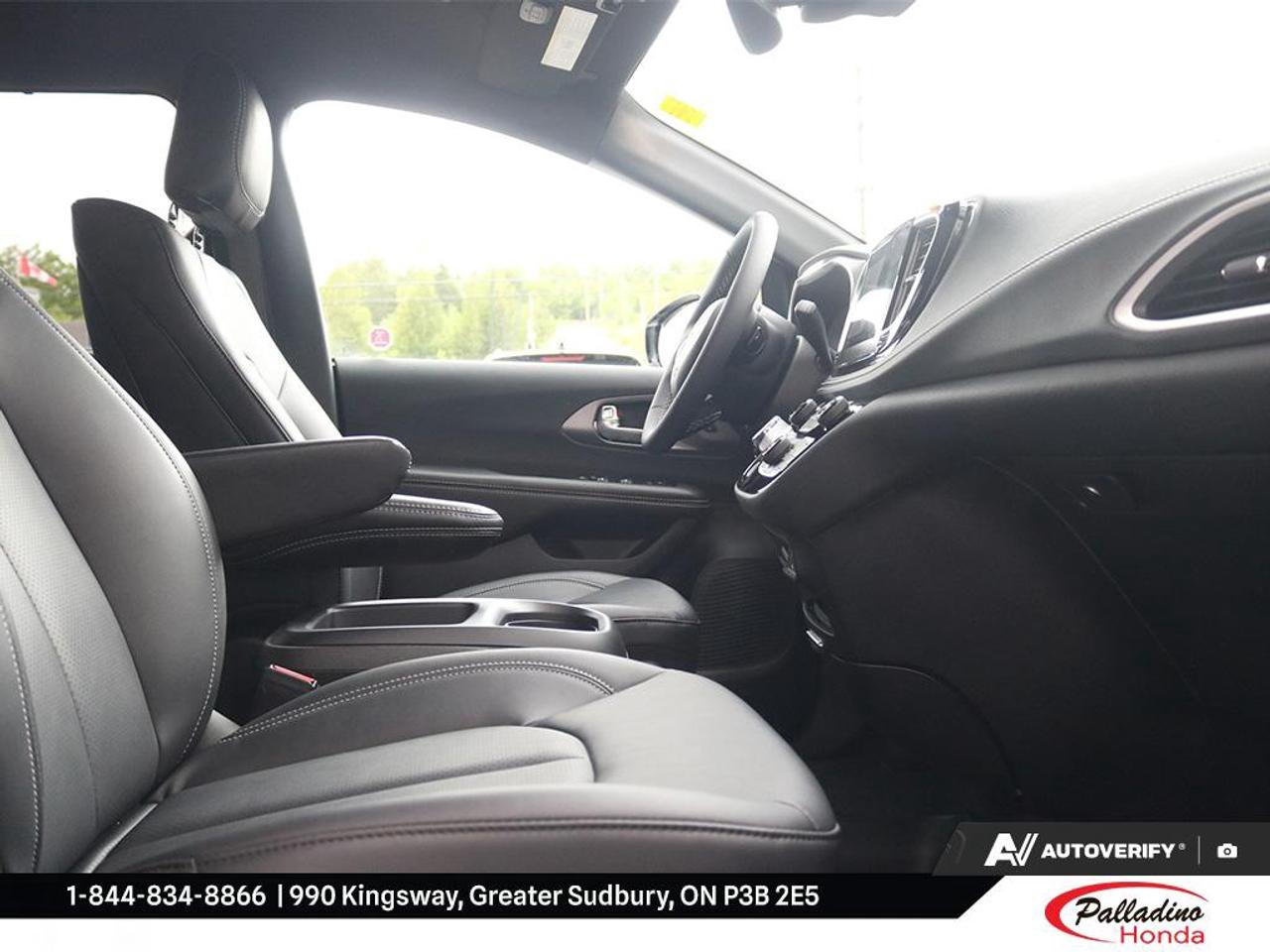 2026 Chrysler Pacifica Select Photo