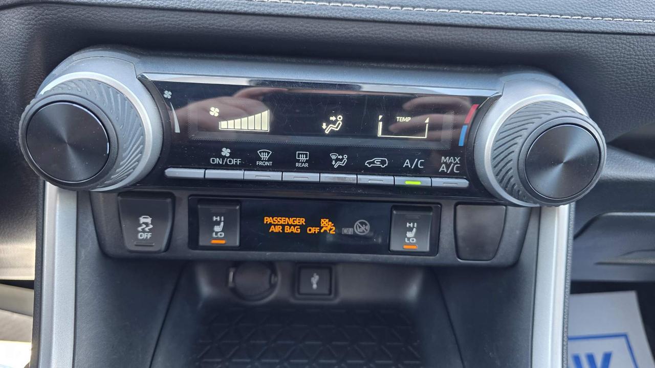 2020 Toyota RAV4 LE NO ACCIDENTS! ONE OWNER! LOW KM! Photo