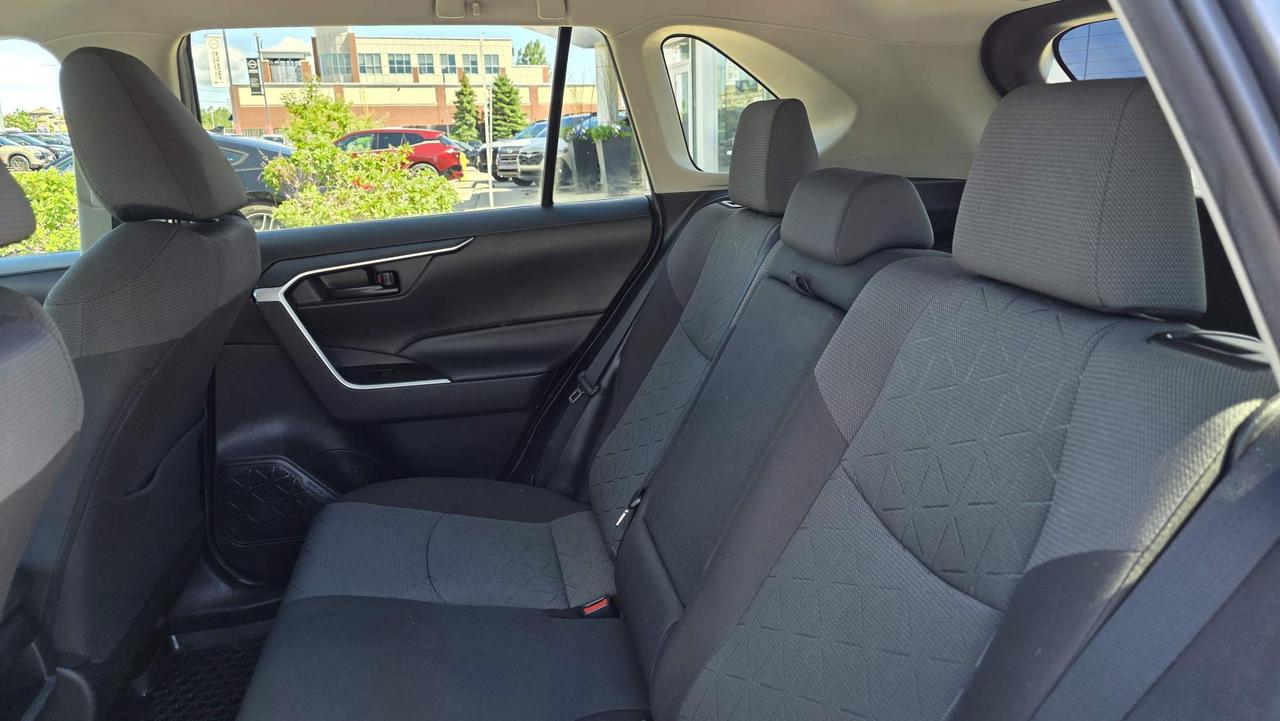 2020 Toyota RAV4 LE NO ACCIDENTS! ONE OWNER! LOW KM! Photo