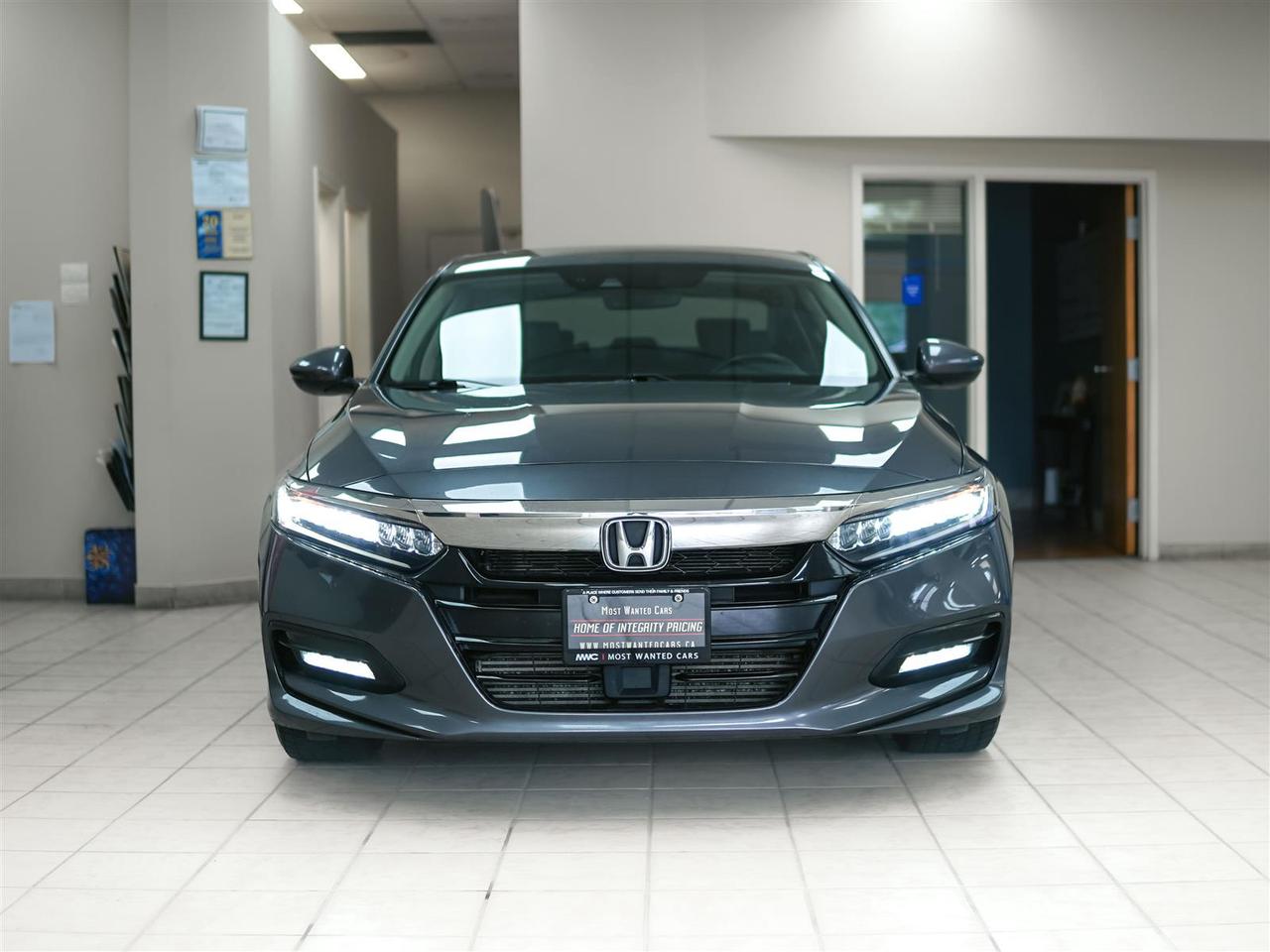 2018 Honda Accord TOURING | NO ACCIDENTS | NAV | LTHR | SUNROOF Photo