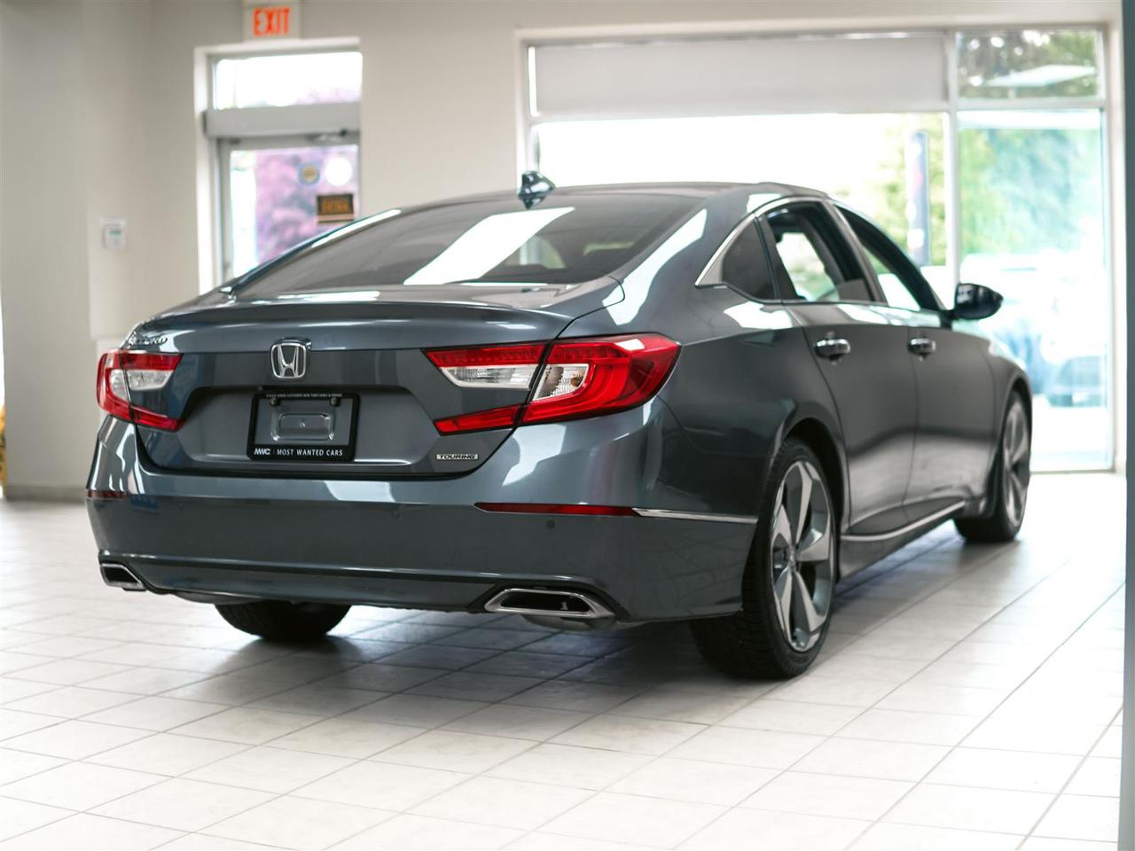2018 Honda Accord TOURING | NO ACCIDENTS | NAV | LTHR | SUNROOF Photo