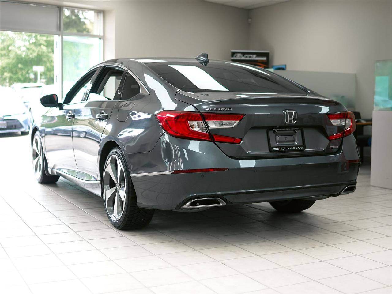 2018 Honda Accord TOURING | NO ACCIDENTS | NAV | LTHR | SUNROOF Photo