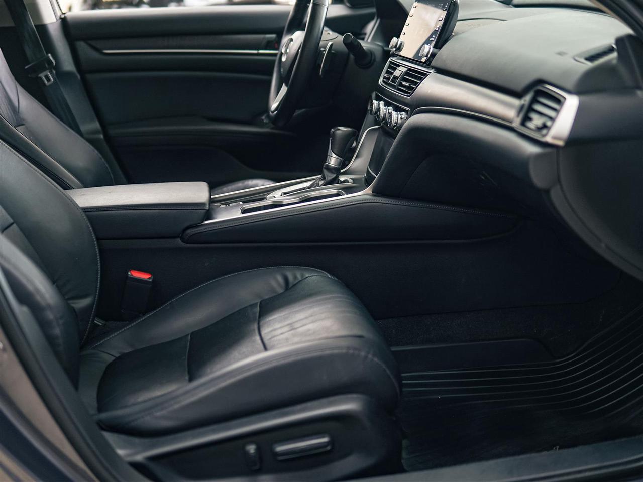 2018 Honda Accord TOURING | NO ACCIDENTS | NAV | LTHR | SUNROOF Photo
